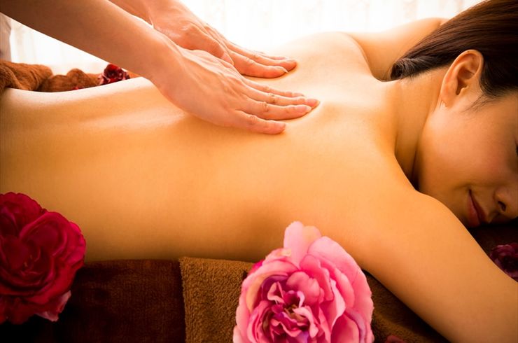 背中の施術を受ける女性